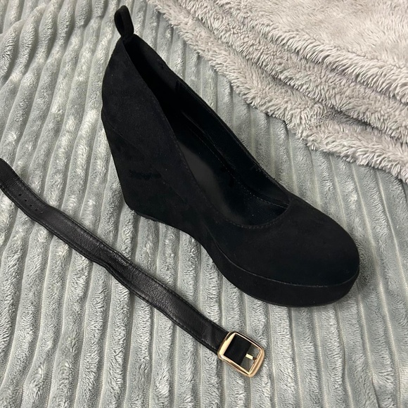 Black Heels With Adjustable Buckle - Picture 7 of 7